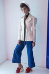 Pokaz Marianna Senchina — Mercedes-Benz Kiev Fashion Days SS17 (ubrania i obraz: beret biały, żakiet biały, spodnie niebieskie rozkloszowane, półbuty czerwone)