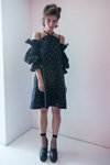 Показ Marianna Senchina — Mercedes-Benz Kiev Fashion Days SS17 (наряди й образи: чорна коктейльна сукня, чорні шкарпетки в сітку, чорні туфлі)
