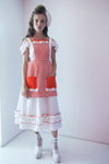Pokaz Marianna Senchina — Mercedes-Benz Kiev Fashion Days SS17 (ubrania i obraz: sukienka midi czerwono-biała, skarpetki białe, półbuty białe, beret biały)