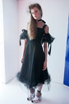 Pokaz Marianna Senchina — Mercedes-Benz Kiev Fashion Days SS17 (ubrania i obraz: sukienka czarna, welon czarny, skarpetki z siatki czarne)