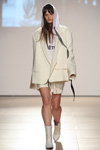 Pokaz POUSTOVIT x TAGO — Mercedes-Benz Kiev Fashion Days SS17 (ubrania i obraz: garnitur damski (żakiet, spódnica) biały, bluza z kapturem z napisem biała, botki białe)