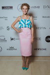 Valeria Guzema. Invitados — Mercedes-Benz Kiev Fashion Days SS17 (looks: zapatos de tacón turquess, falda con cuadro vichy rosa)