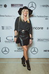 Гости — Mercedes-Benz Kiev Fashion Days SS17 (наряды и образы: чёрная шляпа, чёрная блуза, чёрная кожаная юбка мини, чёрная сумка, блонд (цвет волос))
