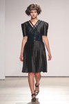 Pokaz THEO — Mercedes-Benz Kiev Fashion Days SS17 (ubrania i obraz: sukienka plisowan czarna)