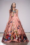 Alina Panuta. Desfile de Vahan Khachatryan — Mercedes-Benz Kiev Fashion Days SS17 (looks: vestido de noche con flores rosa)