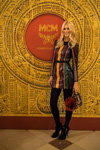 Клаудия Шиффер. 40-летие бренда MCM в Мюнхене (наряды и образы: блонд (цвет волос), чёрные колготки, чёрные ботильоны, полосатое разноцветное кожаное платье мини)