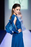 Desfile de GV Galina Vasilyeva — Semana de la Moda en Moscú FW2016/17 (looks: vestido de noche azul)