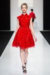 Показ Grace Chen — Тиждень моди в Москві FW2016/17 (наряди й образи: червона коктейльна сукня, чорні босоніжки)