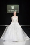 Desfile de Humariff — Semana de la Moda en Moscú FW2016/17 (looks: vestido de novia blanco)
