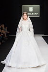 Desfile de Humariff — Semana de la Moda en Moscú FW2016/17 (looks: vestido de novia blanco, velo de novia de encaje blanco)