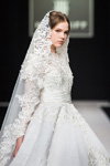 Modenschau von Humariff — Modewoche in Moskau FW2016/17 (Looks: weißes Hochzeitskleid, weißer Brautschleier mit Spitze)