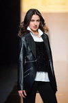 Pokaz Lisa Romanyuk — Tydzień Mody w Moskwie FW2016/17 (ubrania i obraz: spodnie czarne, bluzka biała, skórzana kurtka czarna)