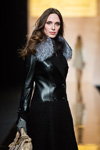 Modenschau von Lisa Romanyuk — Modewoche in Moskau FW2016/17 (Looks: schwarzer Mantel)