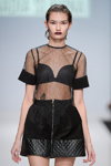 Modenschau von NADIA SLAVINA — Modewoche in Moskau FW2016/17 (Looks: schwarze transparente Bluse, schwarzer Mini Rock mit Reißverschluss, schwarzer Bleistiftrock)
