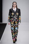 Palomo Spain show — Moscow Fashion Week FW16/17 (looks: white blouse, black flowerfloral pantsuit)