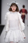 Modenschau von Palomo Spain — Modewoche in Moskau FW2016/17 (Looks: weißes Kleid, weißer Blazer)