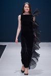 Показ Pierre Cardin — Тиждень моди в Москві FW2016/17 (наряди й образи: чорна вечірня сукня, чорні туфлі)