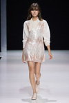 Modenschau von Valentin Yudashkin — Modewoche in Moskau SS2017 (Looks: weiße Bluse, silbernes Kleid)