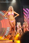 Miss Blonde Ukraine 2016 (Looks: rosaner Badeanzug)