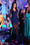 Gala final de Miss Ukraine Universe 2016 (looks: vestido de noche de encaje azul)