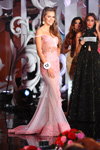 Gala final de Miss Ukraine Universe 2016 (looks: vestido de noche rosa)