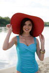Участницы "Мисс Украина Вселенная 2016" приняли участие в пляжной фотосессии (наряды и образы: голубой закрытый купальник, красная шляпа)