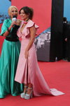 Lera Kudriawcewa i Ani Lorak. Nagroda Muz-TV 2016 (ubrania i obraz: suknia wieczorowa zielona, suknia wieczorowa różowa)