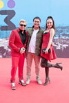 Nikołaj Baskow, Arman Davletyarov, Sofi Kalczewa. Nagroda Muz-TV 2016 (ubrania i obraz: sukienka czerwona, pończochy czarne)