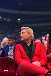 Nikolay Baskov y Sofi Kalcheva. Ceremonia de premiación — Premio Muz-TV 2016 (looks: traje de hombre rojo, camisa negra, gafas de sol, vestido rojo, medias negras)