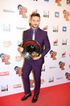 Sergey Lazarev. Ganadores y invitados — Premio Muz-TV 2016 (looks: camisa azul, traje de hombre violeta, )