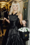 Walerija. MUZ-TV - 20 (ubrania i obraz: suknia wieczorowa czarna, blond (kolor włosów))