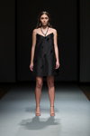 Показ Alexandra Westfal — Riga Fashion Week AW16/17 (наряды и образы: чёрное платье мини на бретелях)