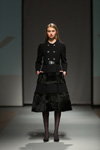 Pokaz IN by Inga Nipane — Riga Fashion Week AW16/17 (ubrania i obraz: sukienka czarna, półbuty czarne, rajstopy czarne)