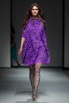 Modenschau von Katya Katya Shehurina — Riga Fashion Week AW16/17 (Looks: violettes Kleid mit Spitze, graue durchbrochen Strumpfhose)
