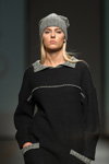 Modenschau von Ludmila Kislenko — Riga Fashion Week AW16/17 (Looks: schwarzer Pullover, graue Strickmütze)