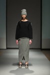 Показ Ludmila Kislenko — Riga Fashion Week AW16/17 (наряды и образы: чёрный джемпер, серая юбка с запахом, серая трикотажная шапка)