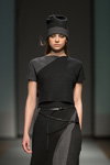 Показ Ludmila Kislenko — Riga Fashion Week AW16/17 (наряды и образы: чёрная шапка, чёрный костюм)