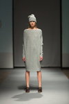 Pokaz Ludmila Kislenko — Riga Fashion Week AW16/17 (ubrania i obraz: sukienka dzianinowa szara, dzianinowa czapka szara)