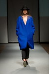 Pokaz Natālija Jansone — Riga Fashion Week AW16/17 (ubrania i obraz: palto niebieskie, spodnie czarne, kapelusz czarny)