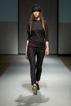 Показ Natālija Jansone — Riga Fashion Week AW16/17 (наряды и образы: чёрный джемпер, чёрные брюки, чёрная шляпа)