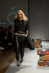 Pokaz NÓLÓ — Riga Fashion Week AW16/17 (ubrania i obraz: skórzane spodnie czarne, pulower czarny, blond (kolor włosów))