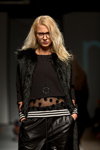 Pokaz NÓLÓ — Riga Fashion Week AW16/17 (ubrania i obraz: pulower czarny, skórzane spodnie czarne, blond (kolor włosów))