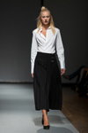 Pokaz Pohjanheimo — Riga Fashion Week AW16/17 (ubrania i obraz: bluzka biała, spódnica czarna, półbuty czarne)