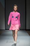 Pokaz QooQoo — Riga Fashion Week AW16/17 (ubrania i obraz: pulower w kolorze fuksji, spódnica mini różowa)
