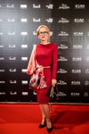 Публіка на Riga Fashion Week (наряди й образи: червона сукня, чорні туфлі)