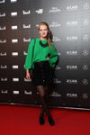 Модная публика — Riga Fashion Week ss17. День 5 (наряды и образы: коса (причёска), зеленый джемпер, чёрная юбка, чёрные колготки, чёрные туфли, чёрная сумка)