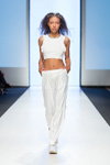 Pokaz Dace Bahmann — Riga Fashion Week SS17 (ubrania i obraz: krótki top biały, spodnie białe)