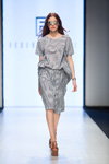 Pokaz Federica Tosi — Riga Fashion Week SS17 (ubrania i obraz: sukienka pasiasta czarno-biała, półbuty brązowe)