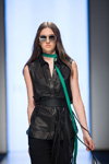 Показ Federica Tosi — Riga Fashion Week ss17 (наряды и образы: чёрная блуза без рукавов, солнцезащитные очки)