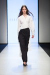 Паказ Federica Tosi — Riga Fashion Week SS17 (нарады і вобразы: белая блуза, чорныя штаны)